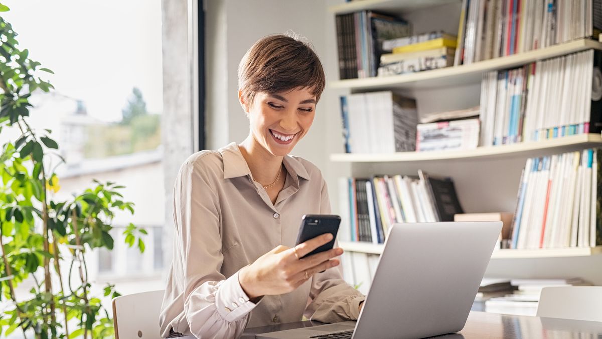 スタートアップ企業の求人特集。サーバー室で働くエンジニアや、デザイナー、マーケターの仕事を紹介