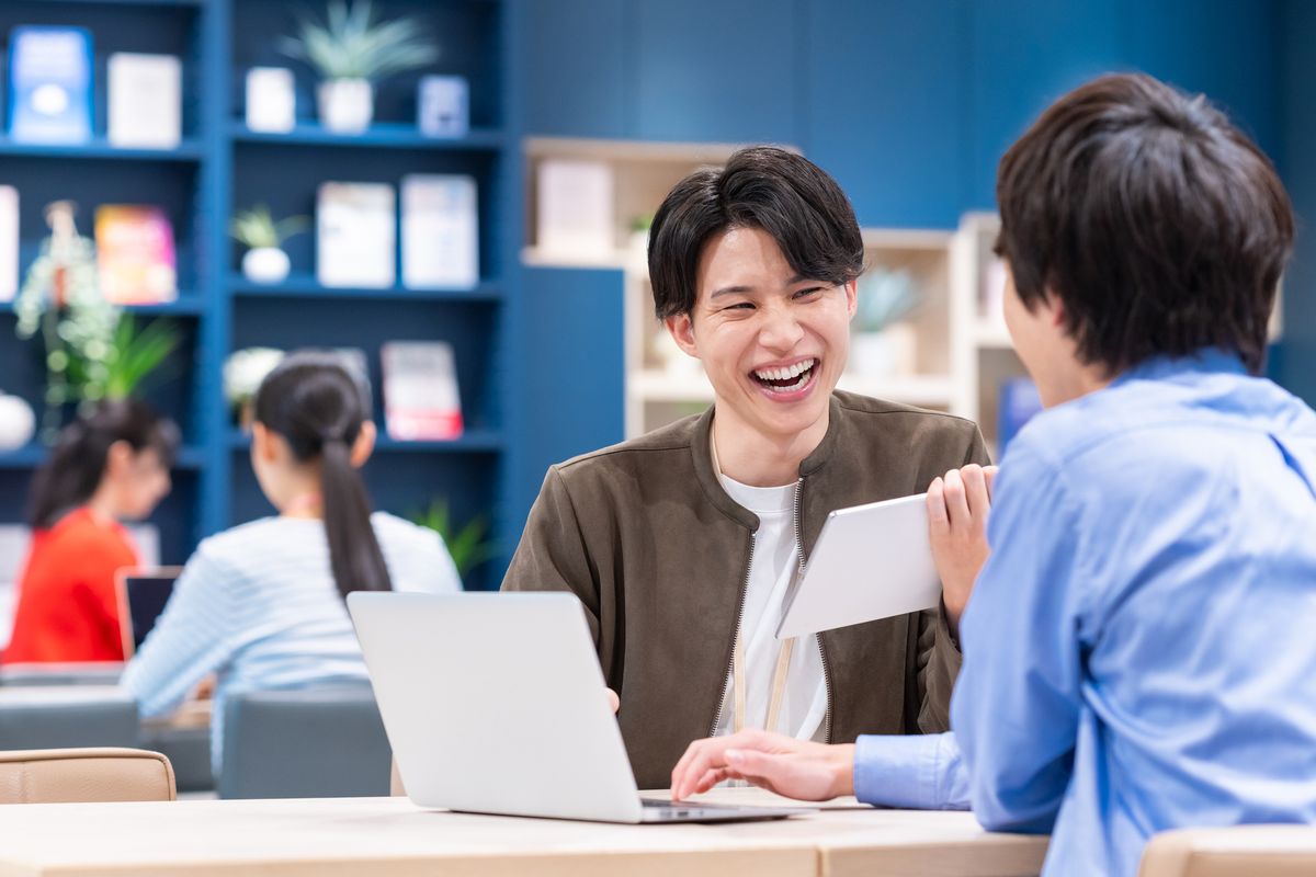 スタートアップ企業の求人特集。サーバー室で働くエンジニアや、デザイナー、マーケターの仕事を紹介