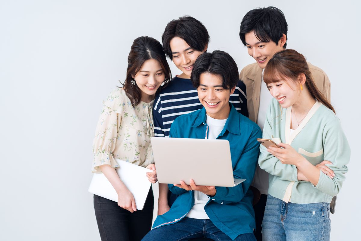スタートアップ企業の求人特集。サーバー室で働くエンジニアや、デザイナー、マーケターの仕事を紹介