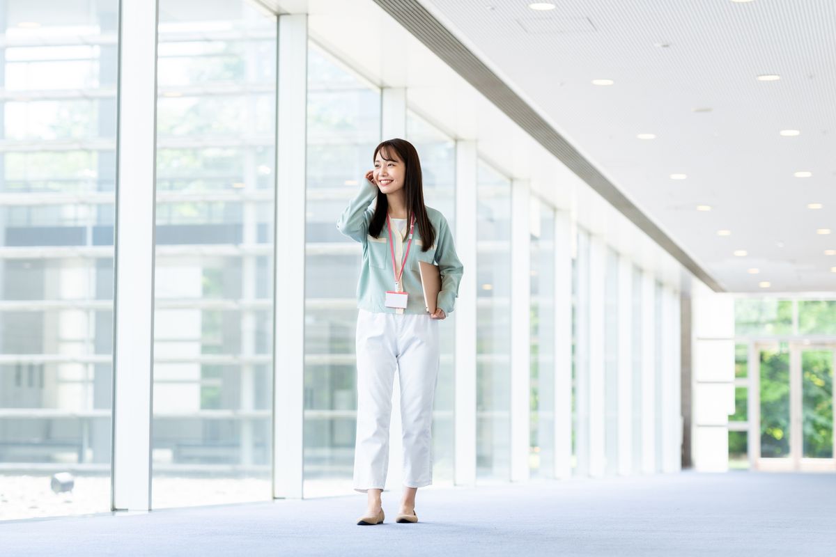 スタートアップ企業の求人特集。サーバー室で働くエンジニアや、デザイナー、マーケターの仕事を紹介