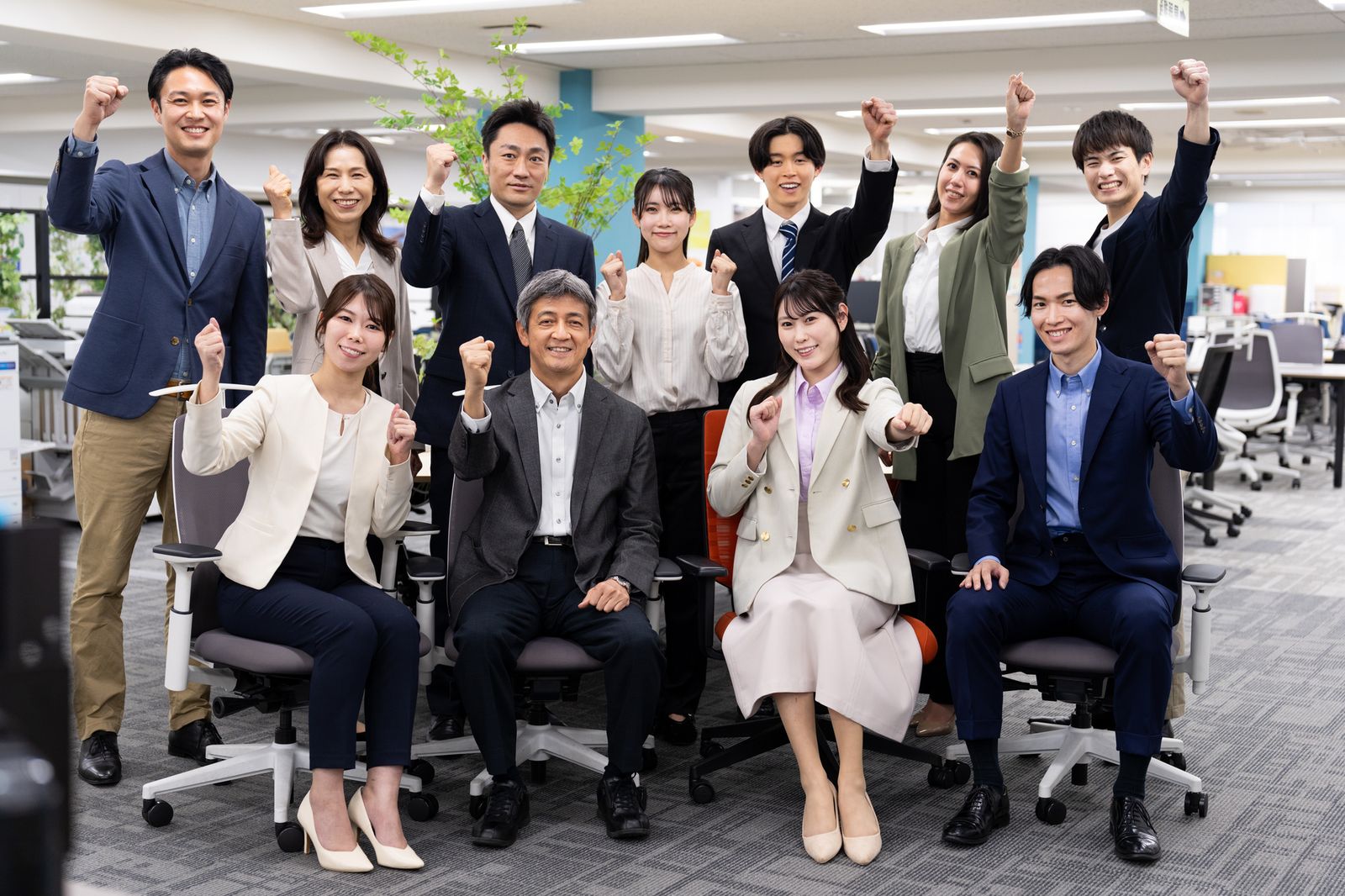 オフィスで前を向く中小企業の経営者・人事・総務の皆様